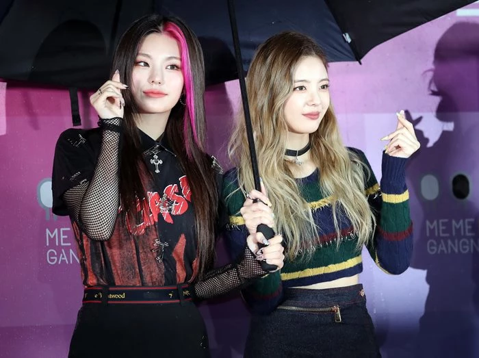 (왼쪽부터) 있지 멤버 예지와 리아