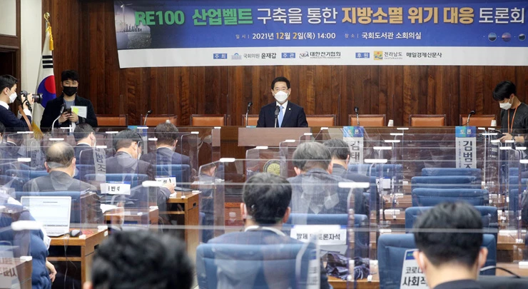 김영록 전라남도지사가 2일 오후 서울 여의도 국회도서관에서 열린 RE100 산업벨트 구축을 통한 지방소멸 위기 대응 토론회에서 축사를 하고 있다. / 전남도
