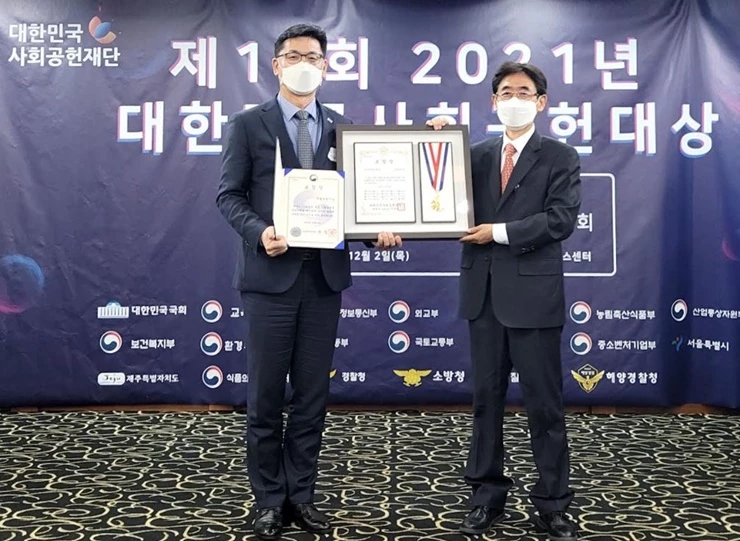 (왼쪽부터) 김영춘 기술보증기금 상임이사와 박광무 한국서비스산업진흥원 원장이 시상식 후 기념 촬영을 하고 있다. / 사진제공=기보