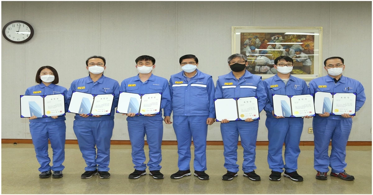 포스코 포항제철소가 2일 설비기술센터에서  '스마트 기술 토론회' 를 열고 남수희 포항제철소장과 스마트 팩토리 추진 우수 및 도약부서로 선정된 직원들이 기념 사진을 촬영하고 있다 / 포스코 포항제철소 제공