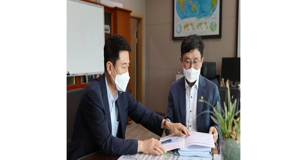 경북 포항시 이강덕 시장(왼쪽)이 최근 안도걸 기재부 제2차관을 만나 지역 현안사업에 대해 설명하고 있다 / 포항시 제공