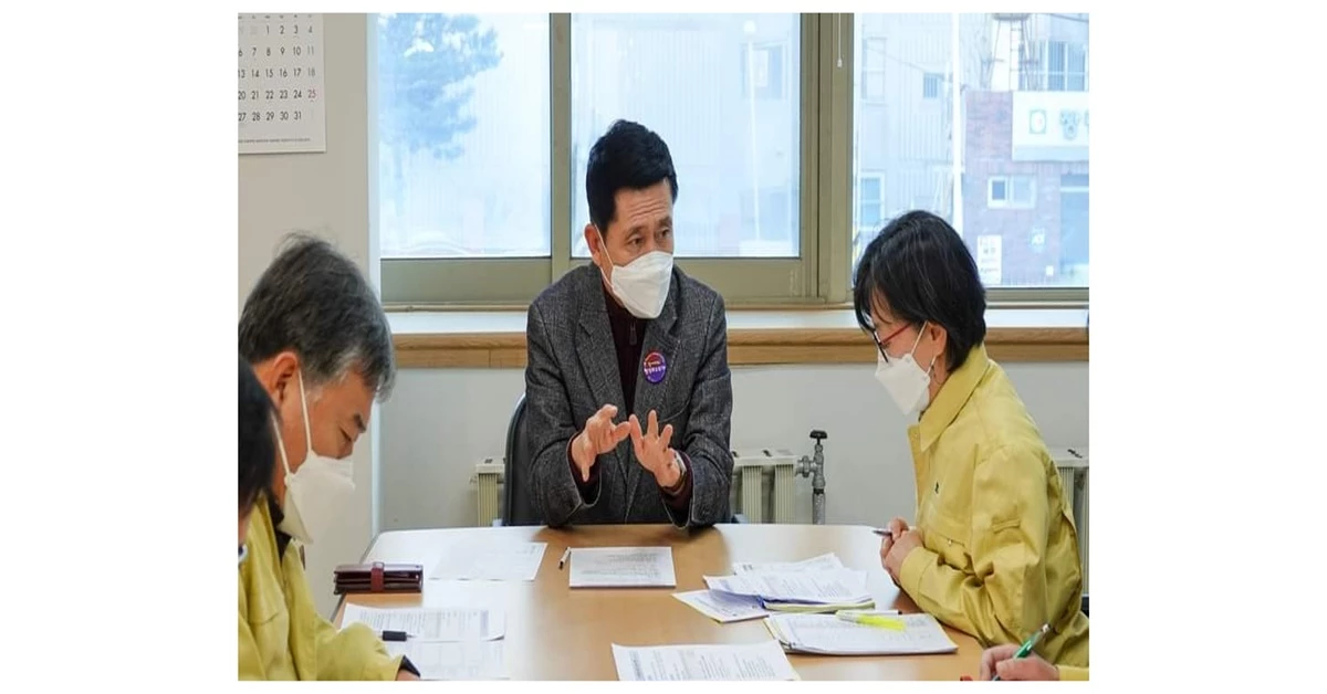 경북 포항시 이강덕 시장(가운데)이 병원 현장에서 긴급 방역대책 회의를 주재하고 있다 / 이강덕 시장 페이스북