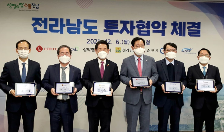 김영록 전라남도지사(왼쪽 세 번째)가 6일 도청 접견실에서 이영준 롯데케미칼㈜ 첨단소재 사업 대표(오른쪽 두 번째) , 윤성택 삼박엘에프티㈜ 대표(오른쪽 세 번째)와 4,500억 원 규모의 투자협약을 체결하고 있다. / 전남도