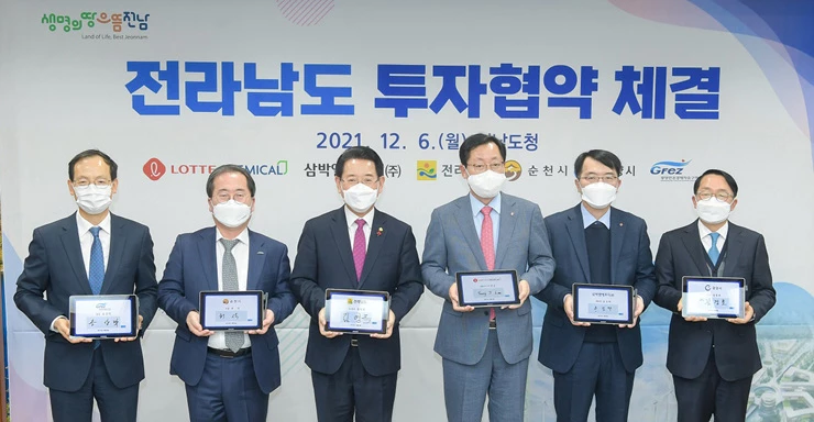 송상락 광양경자청장-허석 순천시장-김영록 전남지사-이영준 롯데케미칼 대표-윤성택 삼박엘에프티 대표-김경호 광양부시장(왼쪽부터)이 기념 촬영을 하고 있다.