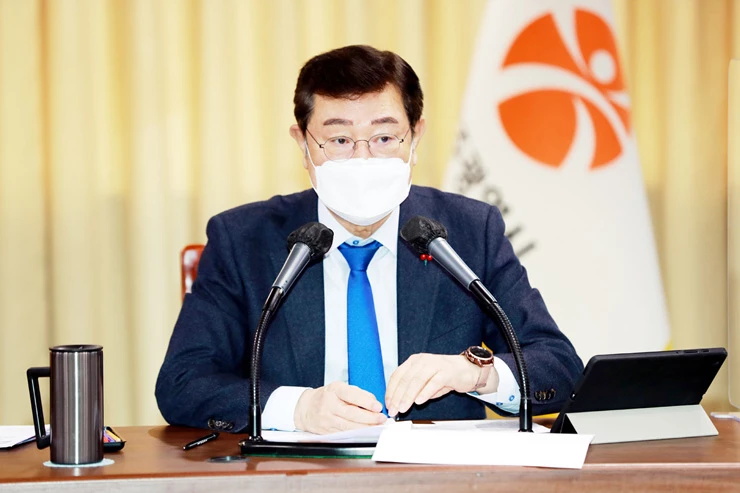 이용섭 광주광역시장이 7일 오전 시청 중회의실에서 열린 화요 간부회의를 주재하고 있다. /광주광역시 제공