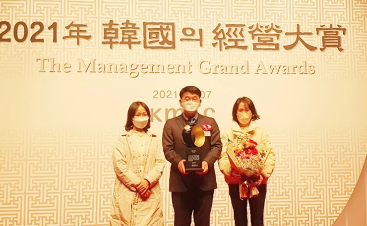 김종효 광주광역시 행정부시장이 7일 오전 서울신라호텔에서  한국능률협회컨설팅 주관으로 열린 ‘2021 한국의 경영대상' 시상식에서 고객만족경영 부문 대상을 받은 후 기념촬영을 하고 있다./광주광역시 제공