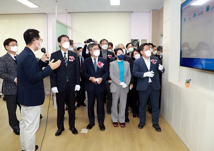 조인철 광주광역시 문화경제부시장이 7일 오후 빛고을노인건강타운 복지관 로비에서 열린 인공지능 특화사업 실증센터 개소식에 참석하여 참석자들과 함께 제막 기념촬영을 한 후 실증센터를 투어하고 있다. /광주광역시 제공