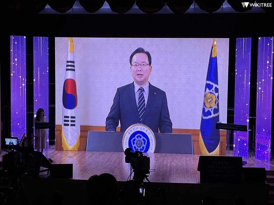 김부겸 국무총리가 '글로벌 ESG 메타시티 서밋' 개최를 축하하고 있다