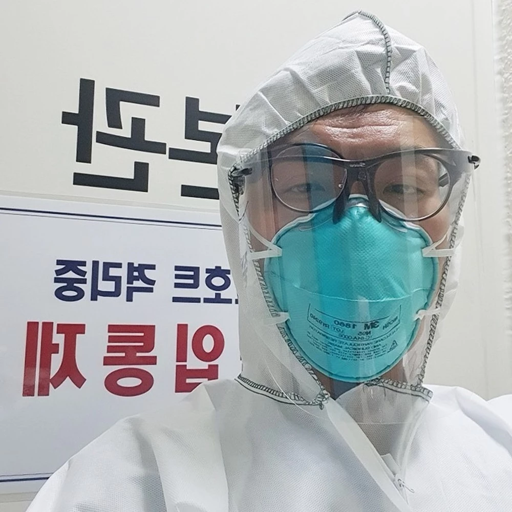 방역복을 입은 혜민병원 김병관 원장