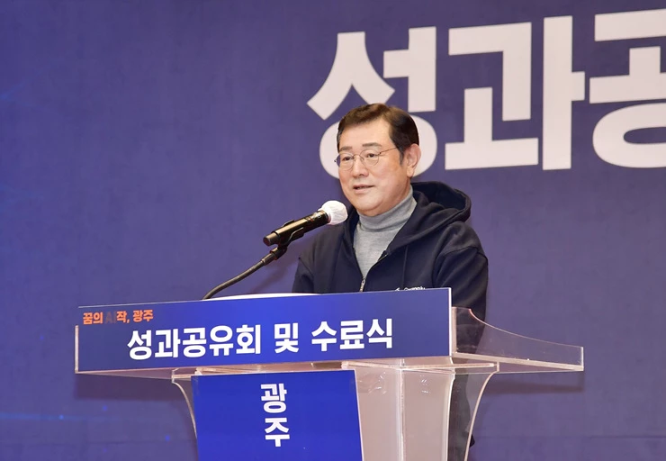 이용섭 광주광역시장이 8일 오후 서구 김대중컨벤션센터에서 열린 '제2기 인공지능사관학교 성과공유회'에 참석해 인사말을 하고 있다./광주광역시 제공