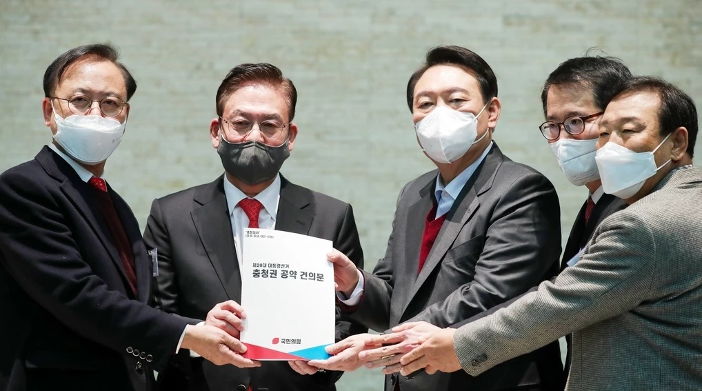 충청권 4개시도당위원장들이 8일 윤석열(가운데) 대선후보에게 제20대 대선관련, 충청권 공약 건의문을 전달하고 있다. /연합뉴스