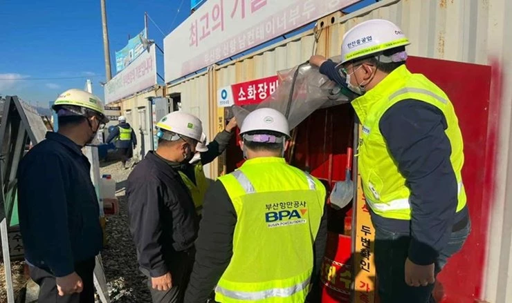 부산항 신항 남컨 제2공구 건설공사현장에서 소화장비 구비여부를 확인하고 있다. / 사진제공=부산항만공사