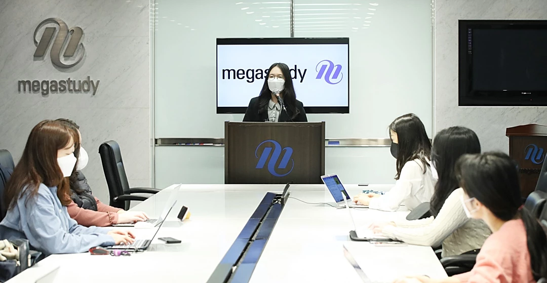김선우 씨가 기자간담회를 하고 있다