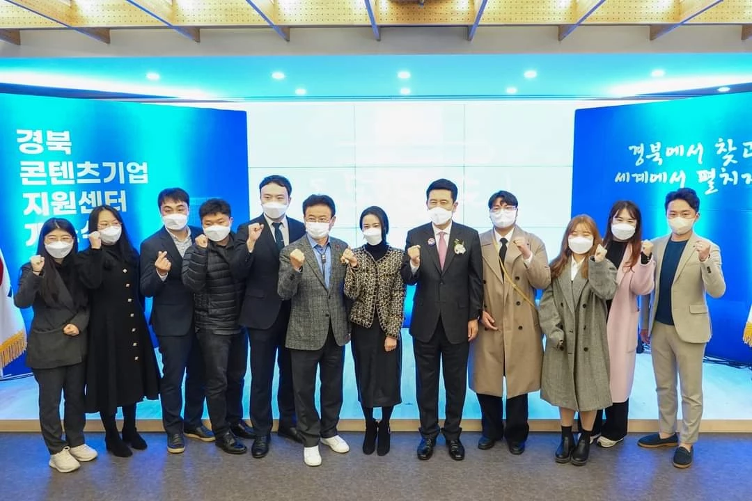 지원센터 입주기업 관계자들과 기념촬영하는 이강덕 포항시장