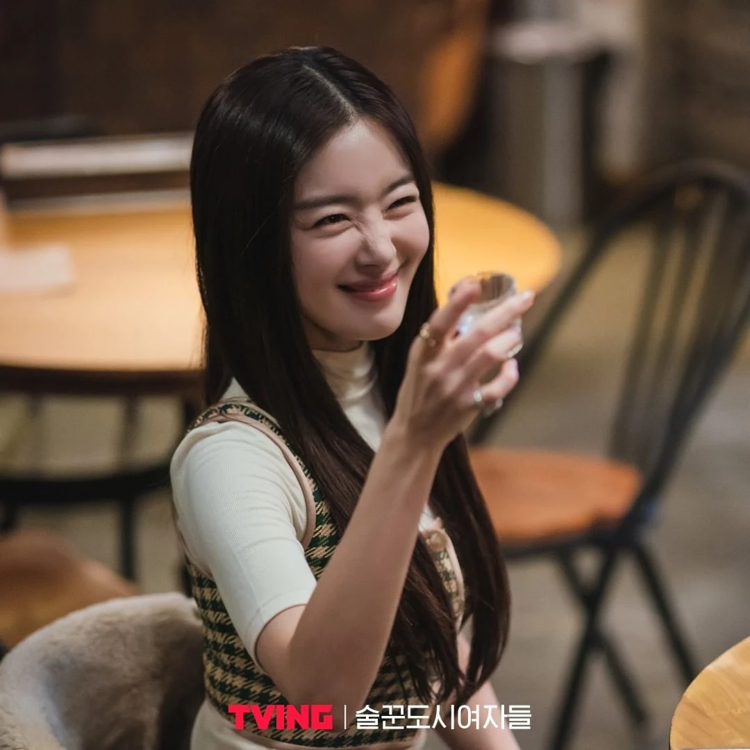 '술꾼도시여자들' 스틸 속 한선화 / 이하 티빙 공식 인스타그램