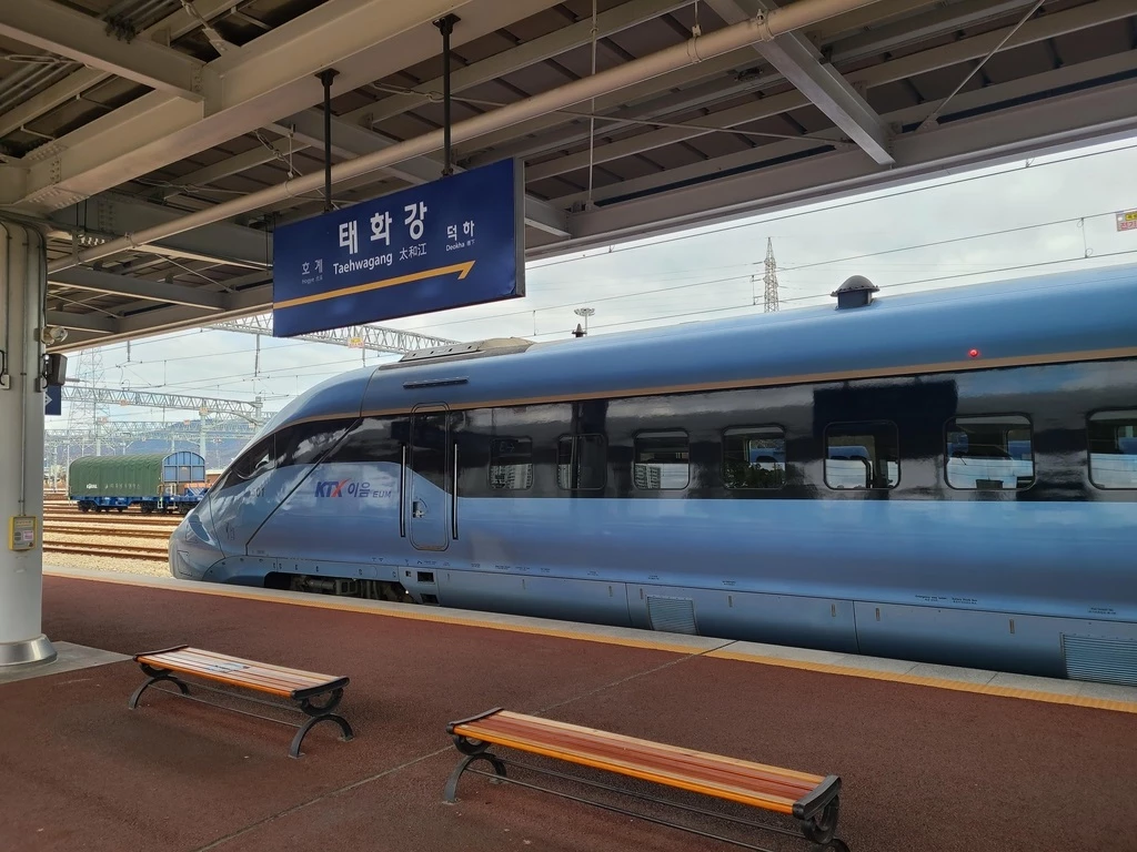 지난 8일 동대구역∼태화강역 노선을 운행한 KTX-이음 시승열차가 태화강역에 정차한 모습. /연합