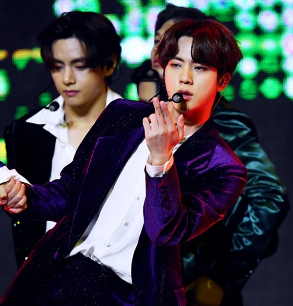 그룹 방탄소년단(BTS) 진이 5일 오후 7시에 열린 'MMA 2020'(멜론뮤직어워드 2020)에 참석해 화려한 축하공연을 선보이고 있다. /카카오