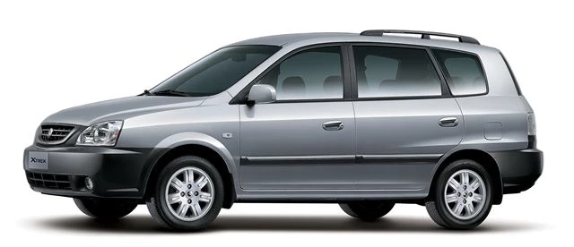 엑스트렉(X-Trek).  승용 디젤이 인정되지 않아 생산이 잠시 중단됐을 때 카렌스는 엑스트렉이라는 이름을 달고 출시됐다.