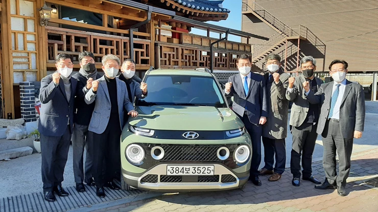 이용섭 광주광역시장이 13일 지역산업계 대표자들과 간담회를 갖고 현장의 인력부족 등 지역산업 전반의 애로사항을 청취한 뒤 기념촬영을 하고 있다./광주광역시 제공