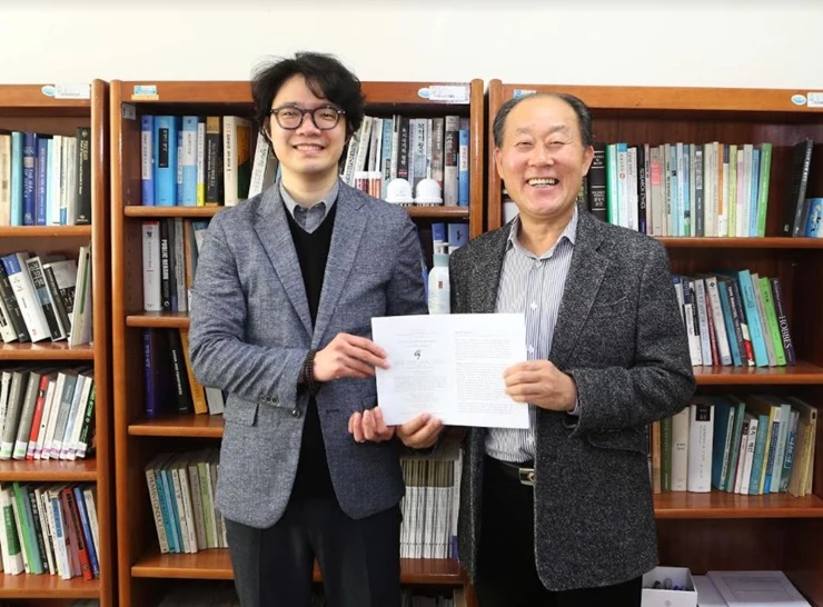 왼쪽부터 경남대 교양교육연구소 최은광, 정원섭 교수. / 사진제공=경남대