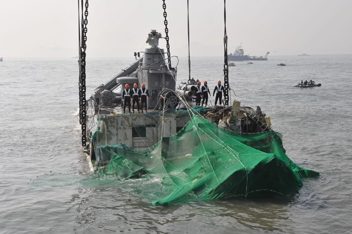 선미 함미 인양 중인 천안함