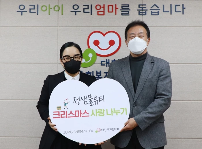 크리스마스 사랑나누기 후원한 정샘물뷰티 원장 정샘물(왼쪽)과 대한사회복지회 김석현 회장 / 대한사회복지회 제공