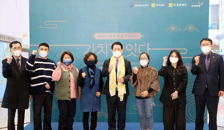 김영록 전라남도지사가 15일 도청 윤선도홀에서 열린 ‘관광두레·스타트업 깐부데이 페스타’ 행사에서 관광 로컬기업 대표들과 기념촬영을 하고 있다. / 전남도