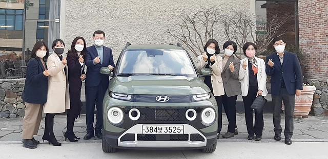 이용섭 광주광역시장이 15일 지역 여성 기업대표, 여성창업가, 우수기업인 등과 간담회를 갖고 애로사항을 청취한 뒤 기념촬영을 하고 있다./광주광역시 제공