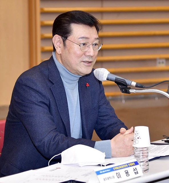 이용섭 광주광역시장이 15일 서구 김대중컨벤션센터에서 열린 '문화예술미래위원회 전체회의'에 참석해 문화예술 발전방안에 대해 의견을 나누고 있다./광주광역시 제공