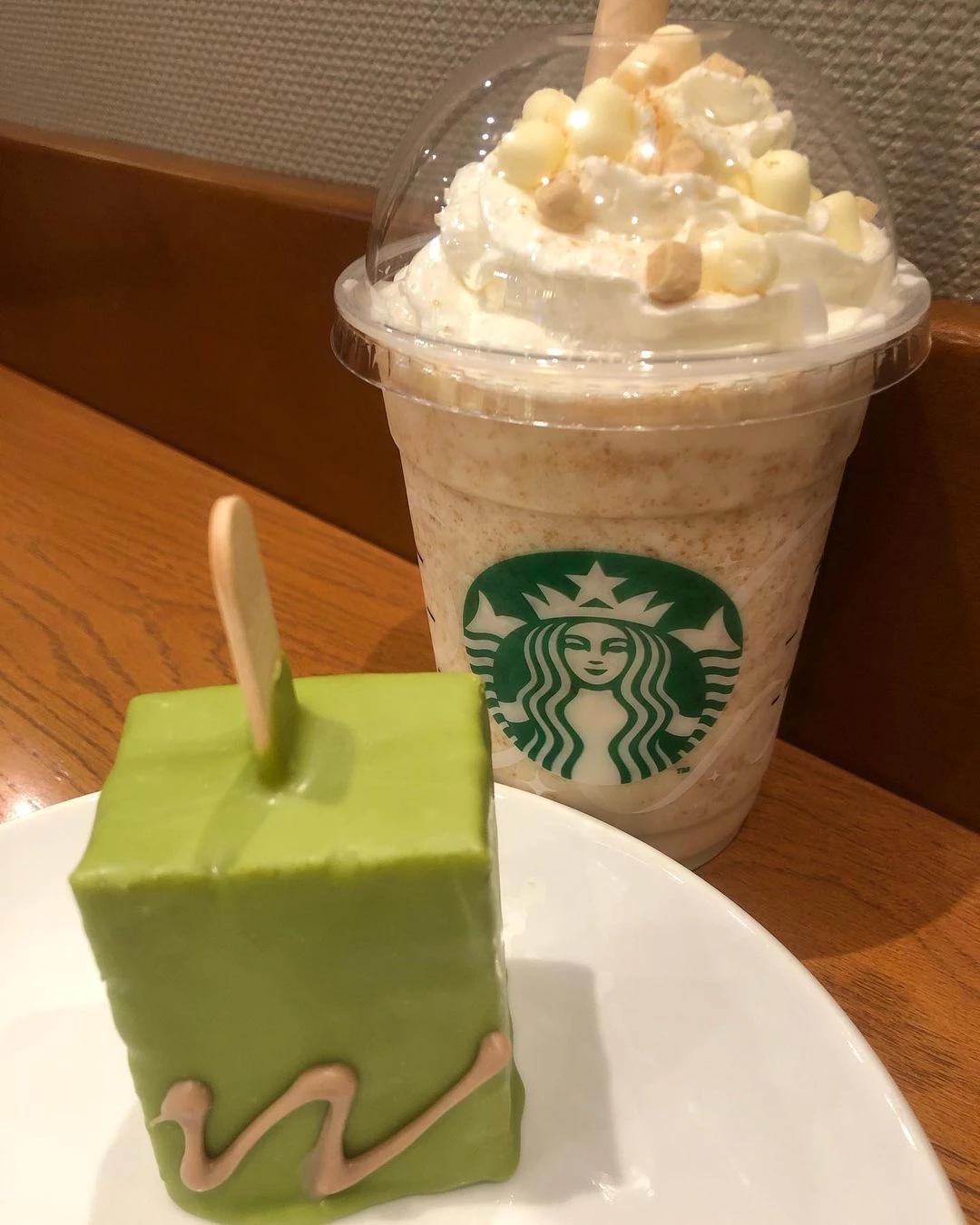 일본     스타벅스 한 고객이 촬영한 '말차 & 커피 크림팝' / 'azukimilkmatcha' 인스타그램