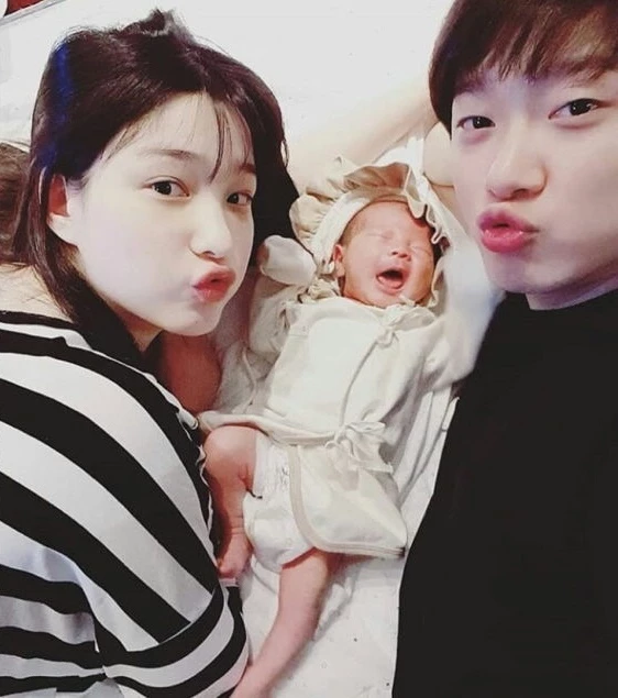 '25세 애셋맘' 율희가 SNS에 올린 사진, '아래 부분'에 눈이 휘둥그레진다 (+사진)