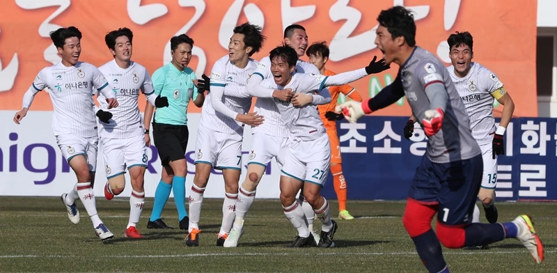12일 강릉종합운동장에서 열린 '하나원큐 K리그 2021' 승강 플레이오프 2차전 강원FC와 대전하나시티즌의 경기에서 대전 이종현이 선제골을 넣고 세리머니를 하고 있다 / 뉴스1