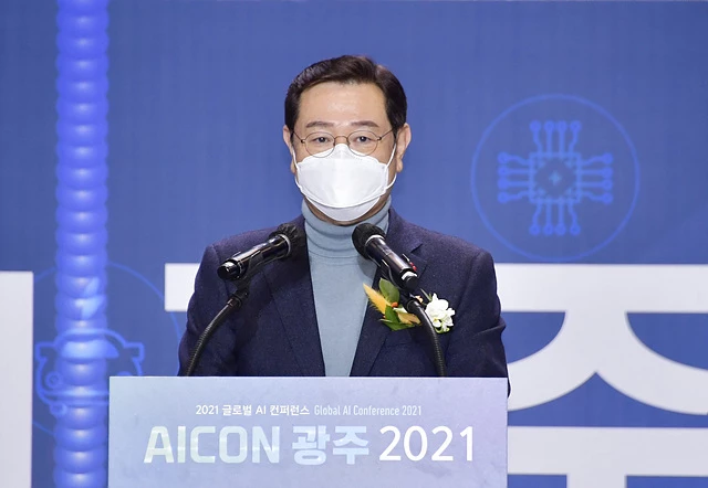 이용섭 광주광역시장이 16일 오후 서구 김대중컨벤션센터에서 열린 글로벌AI컨퍼런스 'AICON 광주 2021' 개막식에 참석해 인사말을 하고 있다./광주광역시 제공