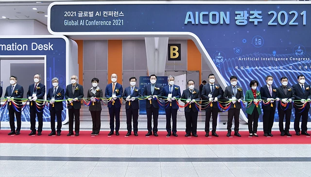 이용섭 광주광역시장이 16일 오후 서구 김대중컨벤션센터에서 열린 글로벌AI컨퍼런스 'AICON 광주 2021' 개막식에 참석해 류제명 과학기술정보통신부 국장, 이용빈 국회의원, 장휘국 광주시 교육감, 정순애 광주시의회 부의장 등 내빈들과 테이프 커팅을 하고 있다./광주광역시 제공