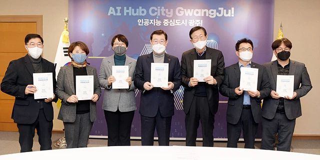 이용섭 광주광역시장이 17일 오후 시청 접견실에서 조환익 광주 AI-뉴딜추진위원장으로부터 '2021년 위원회 운영성과보고서'를 전달받은 후 기념촬영을 하고 있다. /광주광역시 제공