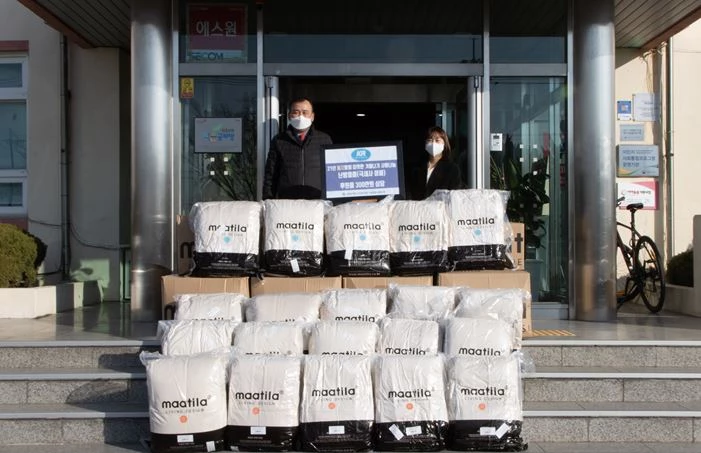▲후원물품 전달식에서 김명식 KR 경영기획본부장이 후원물품을 전달하고 있다. / 사진제공=KR