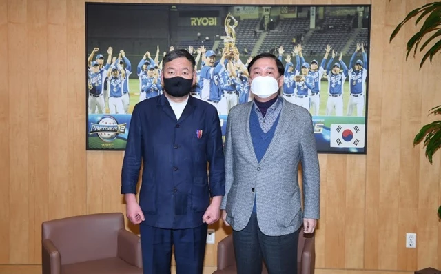 오규석 기장군수(사진 좌측)가 서울 강남구 도곡동 소재 한국야구회관을 방문해 정지택 한국야구위원회(이하 ‘KBO’) 총재와 면담을 가지고 ‘한국야구 명예의 전당’ 조속 건립을 위한 제반사항을 적극적으로 협의했다. / 사진제공=기장군