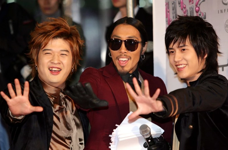 지난 2006년 한 음악 시상식에 참석한 방송인 찰스가 슈퍼주니어 멤버들과 함께 포즈를 취하고 있다. / 연합뉴스