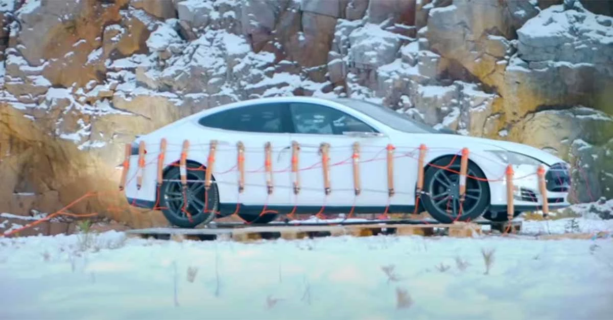 테슬라 모델S 차량을 다이너마이트로 폭파하는 모습을 담은 영상이 공개됐다. / 사진=Pommijätkät 유튜브 영상 캡처