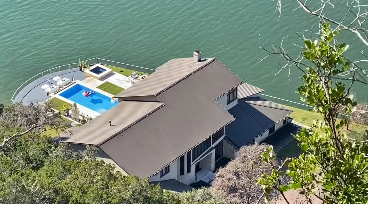 일론 머스크가 거주 중인 집으로 보도된 켄 하워리의 오스틴 소재 호화 저택 전경. /이하 유튜브 채널 'Austonia'