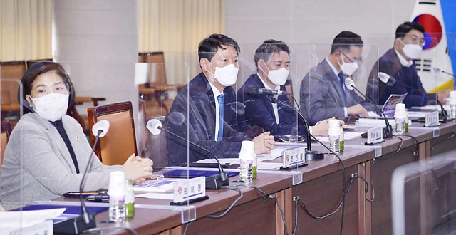 조인철 광주광역시 문화경제부시장이 23일 오후 시청 중회의실에서 열린 '2021년 제2차 관광산업활성화위원회'에 참석해 회의를 주재하고 있다./광주광역시 제공