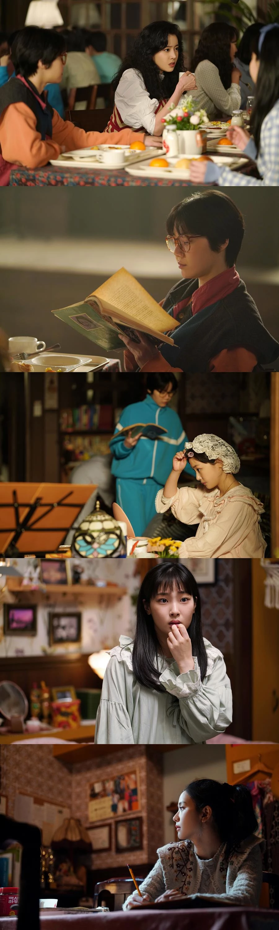 '설강화' 속 호수여대 학생들. 운동권으로 설정된 여정민(김미수, 위에서 두 번째)을 제외하고는 모두 꽃무늬, 퍼프 소매, 레이스 등 화려한 의상들을 입고 있다. / 드라마하우스스튜디오, JTBC스튜디오