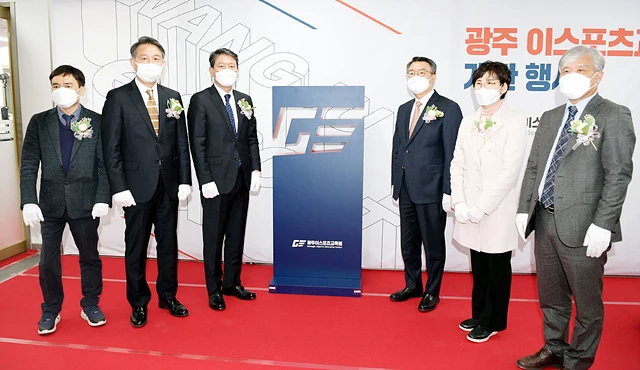 조인철 광주광역시 문화경제부시장이 24일 오후 서구 상무대로에 위치한 광주이스포츠교육원 개관식에 참석해 참석자들과 함께 제막을 한 후 기념촬영을 하고 있다./광주광역시 제공