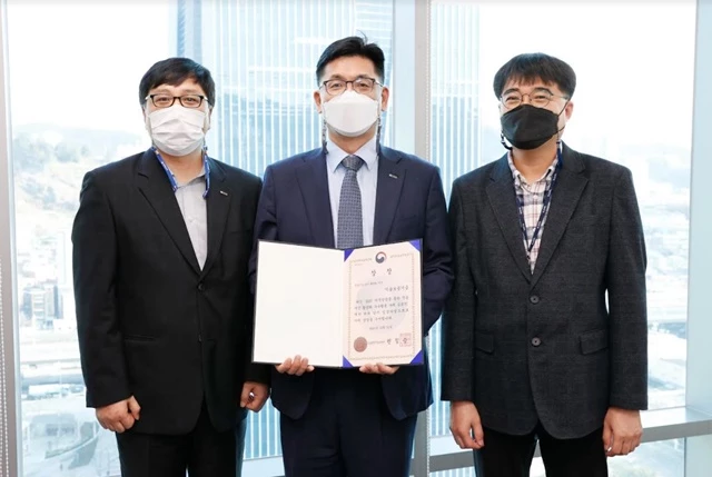 김영춘 기술보증기금 이사(가운데)와 기보 관계자들이 중소벤처기업부 장관 표창 수상 후 기념 촬영을 하고 있다. / 사진제공=기보