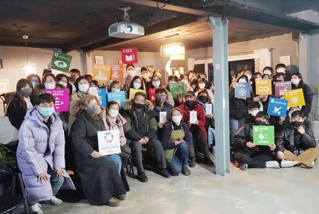 동서대학교 디자인대학 학생들은 유엔 지속가능발전목표(SDGs)를 실천하기 위한 ‘흰여울문화마을 소상공인 디자인 지원 프로젝트 결과보고회’를 성황리에 개최했다. / 사진제공=동서대