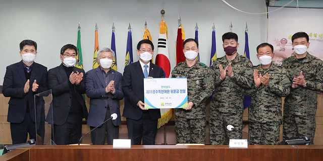 김영록 전라남도지사가 27일 국지도발, 대테러, 재난구조작전에 여념이 없는     11공수특전여단을 찾아 장병들의 노고를 격려하고 김환필 여단장에게 위문금을 전달하고 있다.   / 전남도