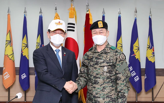 김영록 전라남도지사가 27일 국지도발, 대테러, 재난구조작전에 여념이 없는     11공수특전여단을 찾아 김환필 여단장과 악수를 나누고 있다.