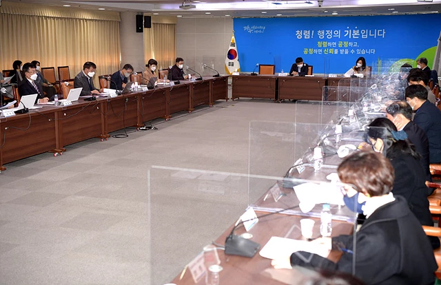 김종효 광주광역시 행정부시장이 28일 오전 시청 중회의실에서 열린 공공기관 부기관장 회의를 주재하고 내년 업무 추진에 만전을 기해줄 것을 당부하고 있다. /광주광역시 제공