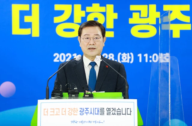 이용섭 광주광역시장이 28일 오전 시청 브리핑룸에서 송·신년 기자회견을 갖고 민선 7기 3년 6개월 주요성과와 향후 3대 시정방향을 발표하고 있다./광주광역시 제공