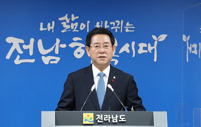 김영록 전남도지사가 28일 도청 브리핑실에서 ‘2021년 송년기자회견’을 갖고 2021년 도정 주요성과와 2022년 도정 운영방향에 대해 발표하고 있다.    / 전남도